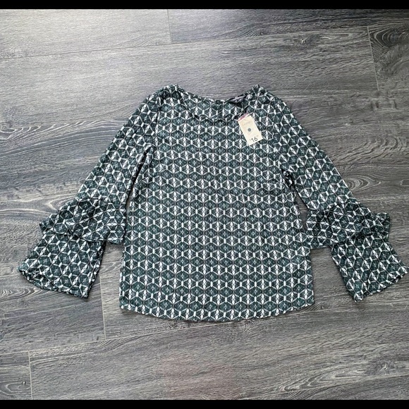 NWT Green Sheer Bell Sleeve Blouse 🌲 - Picture 9 of 9